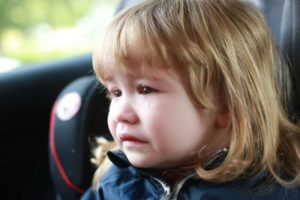 weinendes Kind im Auto