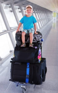 Kind auf Reisegepaeck